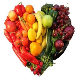 Ernährungsberatung: Bunte Lebensmittel in einer Herzform